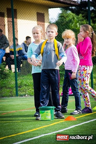 Zdjęcie w galerii na portalu naszraciborz.pl: Piosenka religijna w deszczu słodyczy! wiadomości z regionu