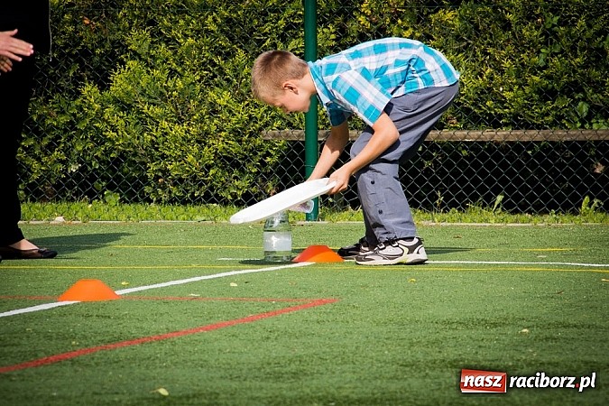 Zdjęcie w galerii na portalu naszraciborz.pl: Piosenka religijna w deszczu słodyczy! wiadomości z regionu