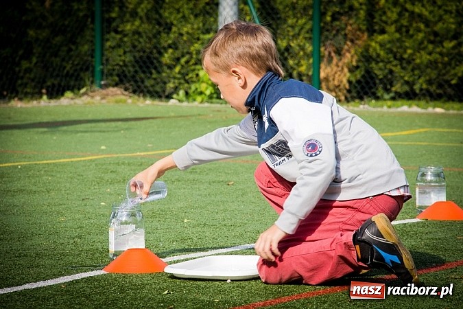 Zdjęcie w galerii na portalu naszraciborz.pl: Piosenka religijna w deszczu słodyczy! wiadomości z regionu