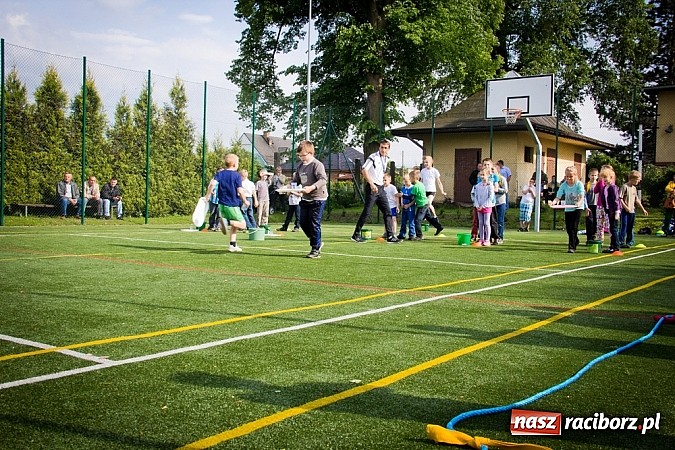 Zdjęcie w galerii na portalu naszraciborz.pl: Piosenka religijna w deszczu słodyczy! wiadomości z regionu