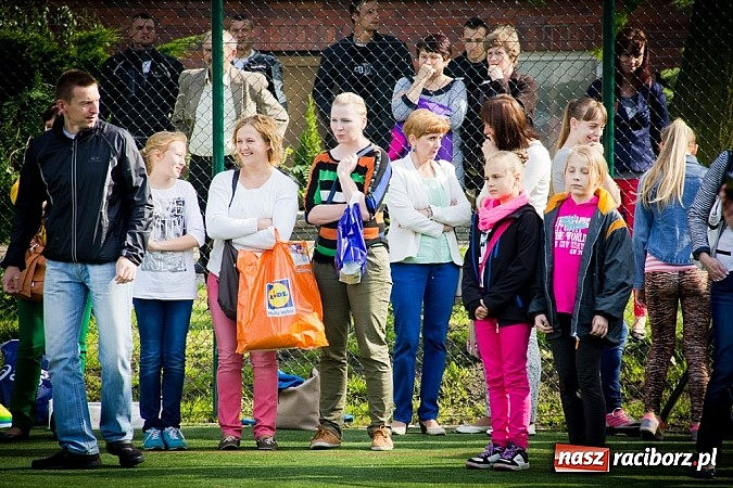 Zdjęcie w galerii na portalu naszraciborz.pl: Piosenka religijna w deszczu słodyczy! wiadomości z regionu