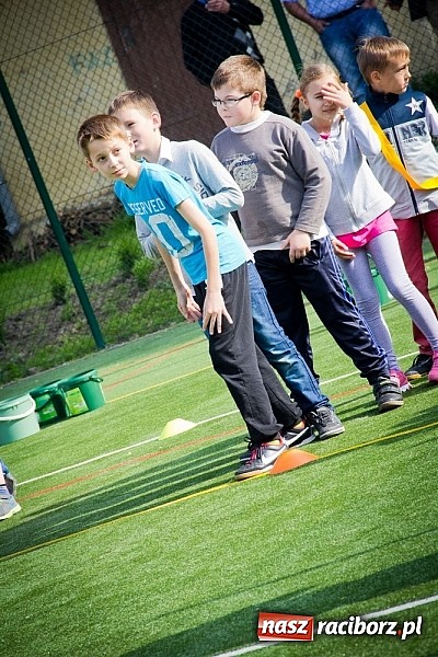 Zdjęcie w galerii na portalu naszraciborz.pl: Piosenka religijna w deszczu słodyczy! wiadomości z regionu