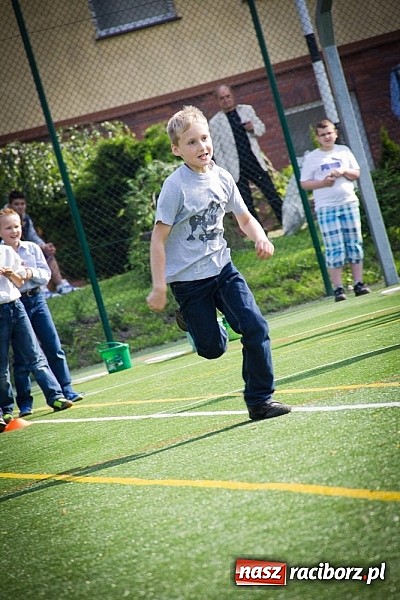 Zdjęcie w galerii na portalu naszraciborz.pl: Piosenka religijna w deszczu słodyczy! wiadomości z regionu