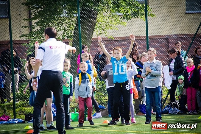Zdjęcie w galerii na portalu naszraciborz.pl: Piosenka religijna w deszczu słodyczy! wiadomości z regionu