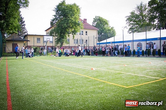 Zdjęcie w galerii na portalu naszraciborz.pl: Piosenka religijna w deszczu słodyczy! wiadomości z regionu