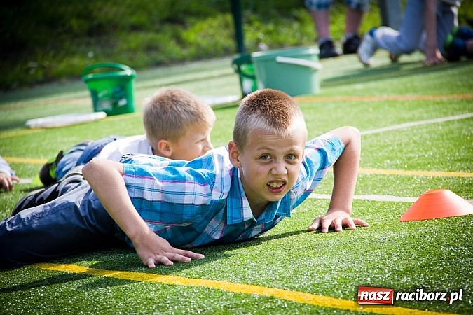 Zdjęcie w galerii na portalu naszraciborz.pl: Piosenka religijna w deszczu słodyczy! wiadomości z regionu