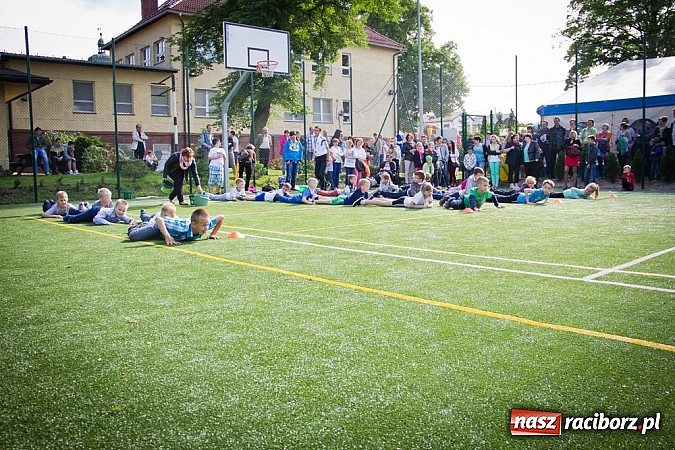 Zdjęcie w galerii na portalu naszraciborz.pl: Piosenka religijna w deszczu słodyczy! wiadomości z regionu