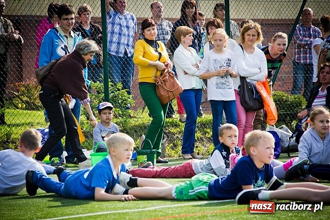 Zdjęcie w galerii na portalu naszraciborz.pl: Piosenka religijna w deszczu słodyczy! wiadomości z regionu