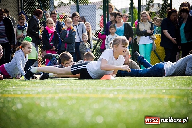 Zdjęcie w galerii na portalu naszraciborz.pl: Piosenka religijna w deszczu słodyczy! wiadomości z regionu
