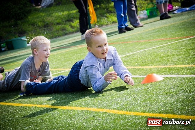 Zdjęcie w galerii na portalu naszraciborz.pl: Piosenka religijna w deszczu słodyczy! wiadomości z regionu