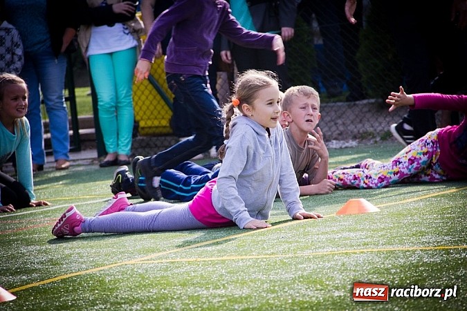 Zdjęcie w galerii na portalu naszraciborz.pl: Piosenka religijna w deszczu słodyczy! wiadomości z regionu