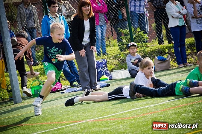 Zdjęcie w galerii na portalu naszraciborz.pl: Piosenka religijna w deszczu słodyczy! wiadomości z regionu