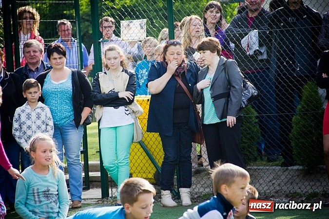 Zdjęcie w galerii na portalu naszraciborz.pl: Piosenka religijna w deszczu słodyczy! wiadomości z regionu