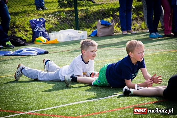 Zdjęcie w galerii na portalu naszraciborz.pl: Piosenka religijna w deszczu słodyczy! wiadomości z regionu