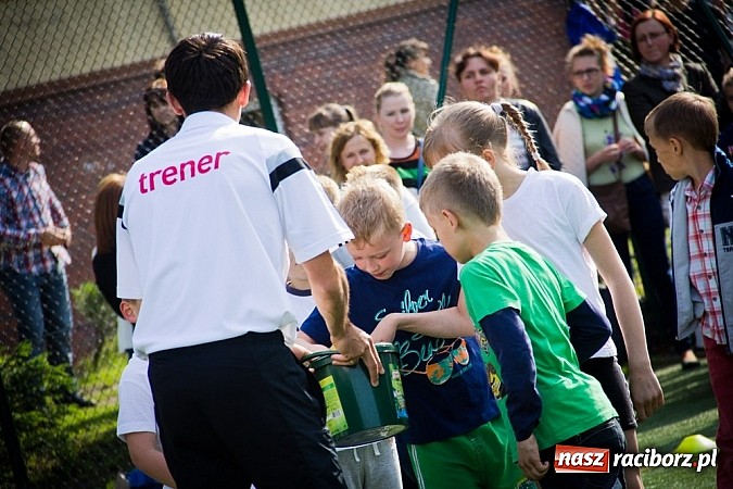 Zdjęcie w galerii na portalu naszraciborz.pl: Piosenka religijna w deszczu słodyczy! wiadomości z regionu