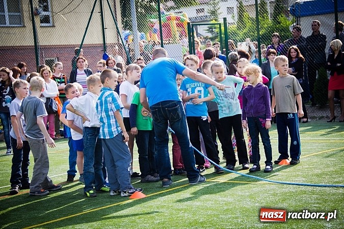 Zdjęcie w galerii na portalu naszraciborz.pl: Piosenka religijna w deszczu słodyczy! wiadomości z regionu