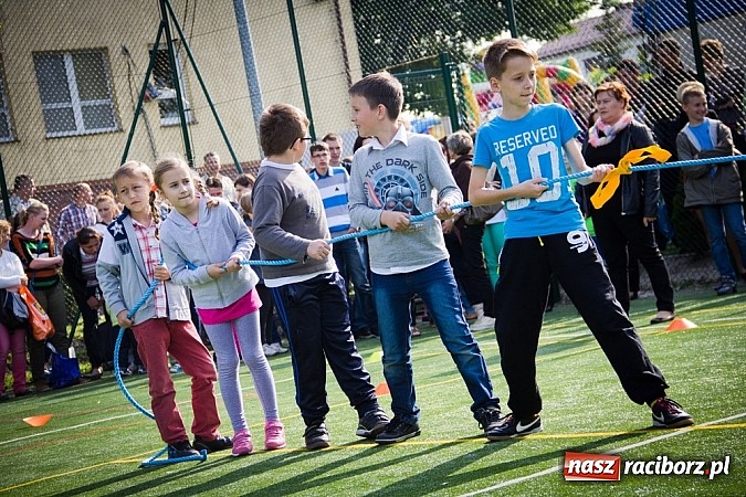 Zdjęcie w galerii na portalu naszraciborz.pl: Piosenka religijna w deszczu słodyczy! wiadomości z regionu
