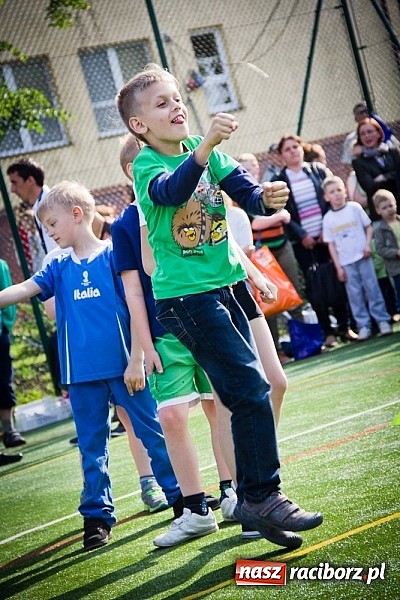 Zdjęcie w galerii na portalu naszraciborz.pl: Piosenka religijna w deszczu słodyczy! wiadomości z regionu