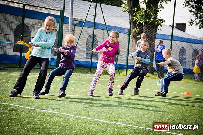 Zdjęcie w galerii na portalu naszraciborz.pl: Piosenka religijna w deszczu słodyczy! wiadomości z regionu