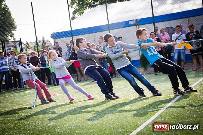 Zdjęcie w galerii na portalu naszraciborz.pl: Piosenka religijna w deszczu słodyczy! wiadomości z regionu