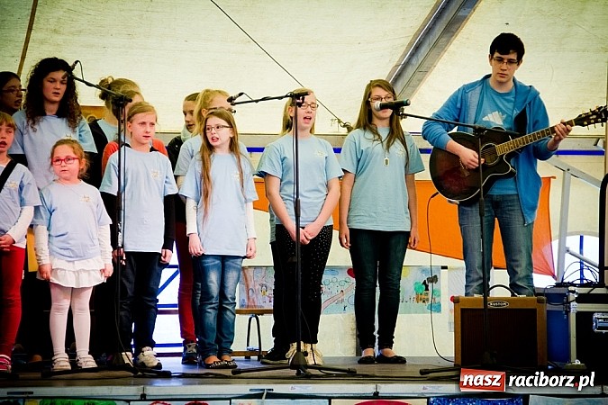Zdjęcie w galerii na portalu naszraciborz.pl: Piosenka religijna w deszczu słodyczy! wiadomości z regionu