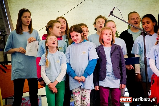 Zdjęcie w galerii na portalu naszraciborz.pl: Piosenka religijna w deszczu słodyczy! wiadomości z regionu