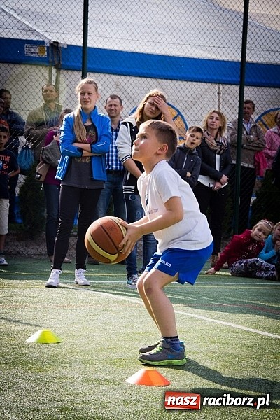 Zdjęcie w galerii na portalu naszraciborz.pl: Piosenka religijna w deszczu słodyczy! wiadomości z regionu