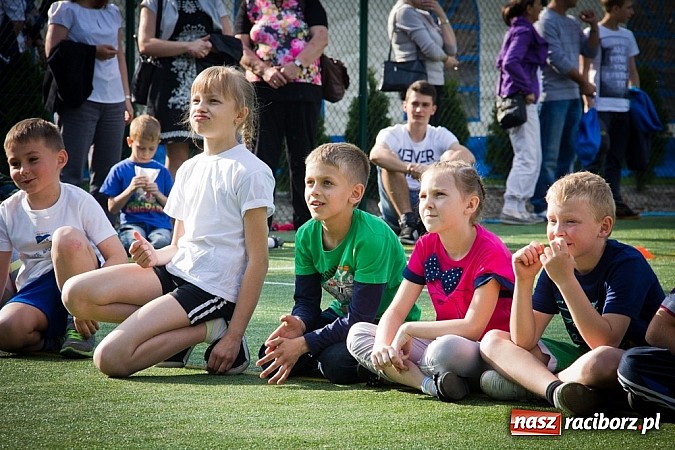 Zdjęcie w galerii na portalu naszraciborz.pl: Piosenka religijna w deszczu słodyczy! wiadomości z regionu