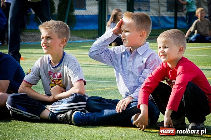 Zdjęcie w galerii na portalu naszraciborz.pl: Piosenka religijna w deszczu słodyczy! wiadomości z regionu