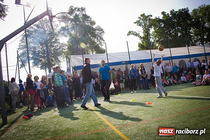 Zdjęcie w galerii na portalu naszraciborz.pl: Piosenka religijna w deszczu słodyczy! wiadomości z regionu