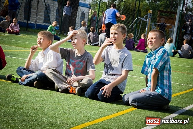 Zdjęcie w galerii na portalu naszraciborz.pl: Piosenka religijna w deszczu słodyczy! wiadomości z regionu