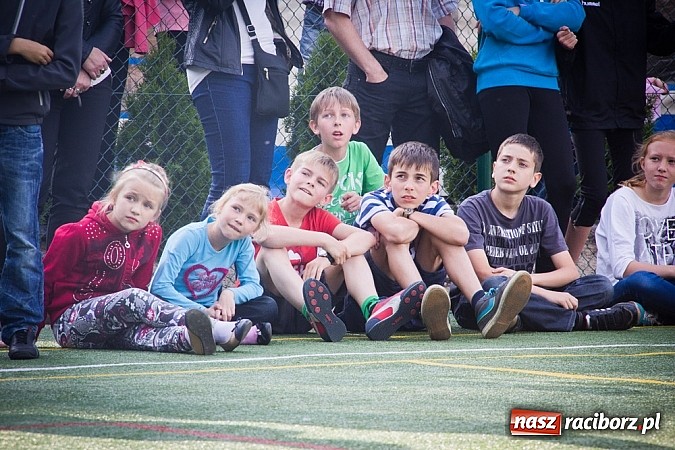 Zdjęcie w galerii na portalu naszraciborz.pl: Piosenka religijna w deszczu słodyczy! wiadomości z regionu