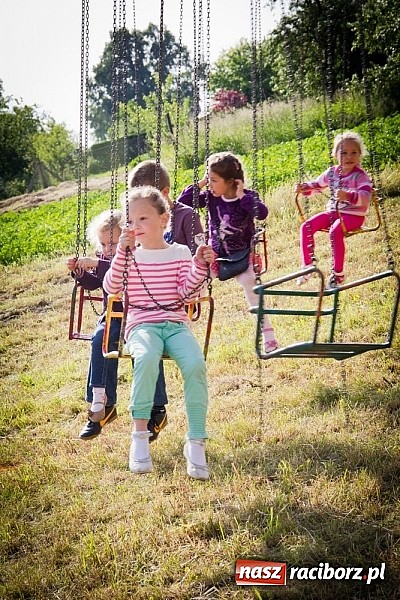 Zdjęcie w galerii na portalu naszraciborz.pl: Piosenka religijna w deszczu słodyczy! wiadomości z regionu