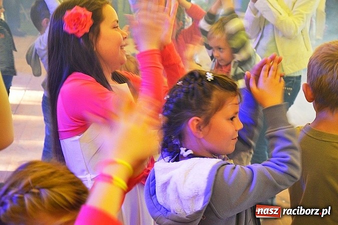 Zdjęcie w galerii na portalu naszraciborz.pl: Piosenka religijna w deszczu słodyczy! wiadomości z regionu