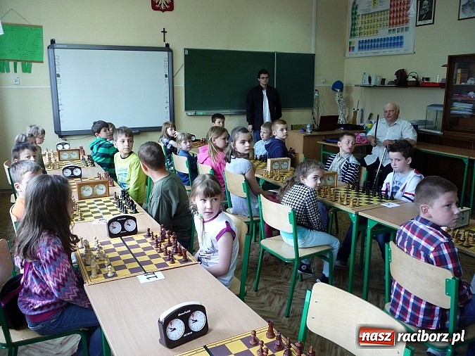 Zdjęcie w galerii na portalu naszraciborz.pl: Szachy na Dzień Dziecka w Tworkowie wiadomości z regionu