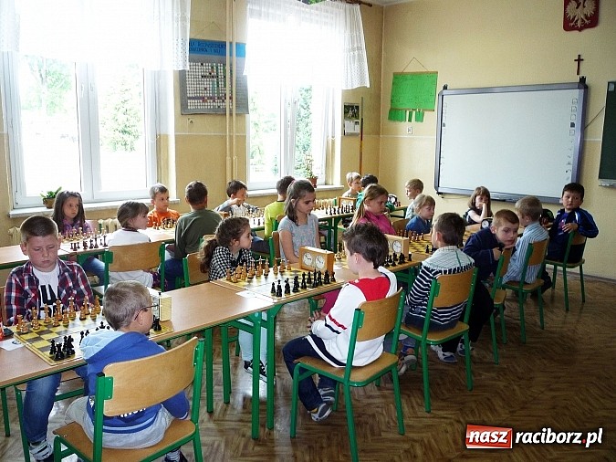 Zdjęcie w galerii na portalu naszraciborz.pl: Szachy na Dzień Dziecka w Tworkowie wiadomości z regionu