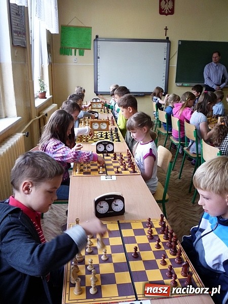 Zdjęcie w galerii na portalu naszraciborz.pl: Szachy na Dzień Dziecka w Tworkowie wiadomości z regionu