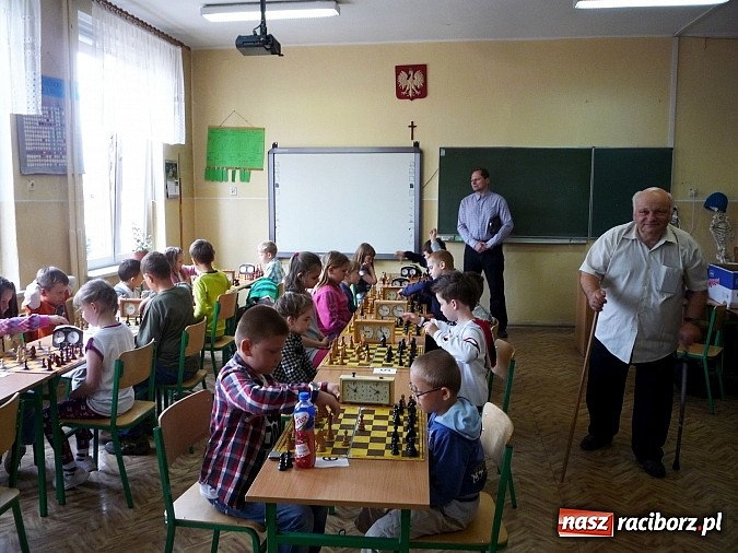 Zdjęcie w galerii na portalu naszraciborz.pl: Szachy na Dzień Dziecka w Tworkowie wiadomości z regionu