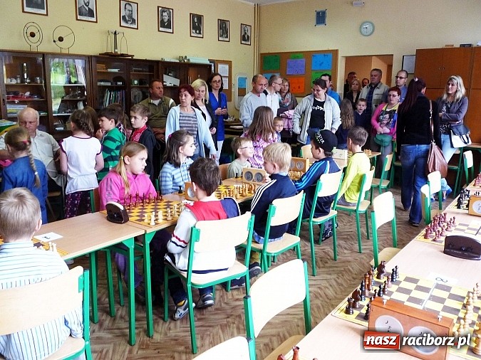 Zdjęcie w galerii na portalu naszraciborz.pl: Szachy na Dzień Dziecka w Tworkowie wiadomości z regionu