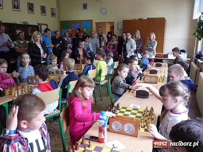 Zdjęcie w galerii na portalu naszraciborz.pl: Szachy na Dzień Dziecka w Tworkowie wiadomości z regionu