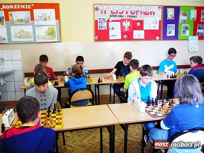 Zdjęcie w galerii na portalu naszraciborz.pl: Szachy na Dzień Dziecka w Tworkowie wiadomości z regionu
