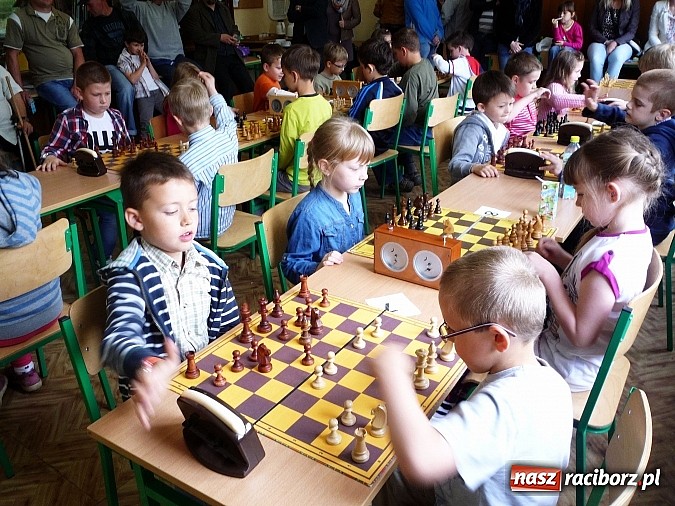 Zdjęcie w galerii na portalu naszraciborz.pl: Szachy na Dzień Dziecka w Tworkowie wiadomości z regionu