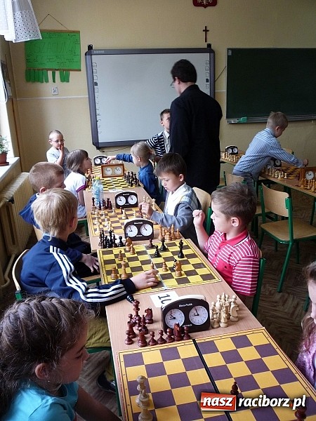 Zdjęcie w galerii na portalu naszraciborz.pl: Szachy na Dzień Dziecka w Tworkowie wiadomości z regionu