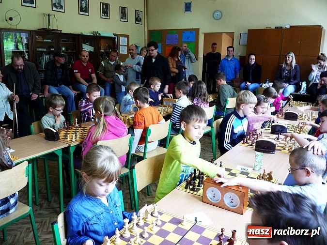 Zdjęcie w galerii na portalu naszraciborz.pl: Szachy na Dzień Dziecka w Tworkowie wiadomości z regionu