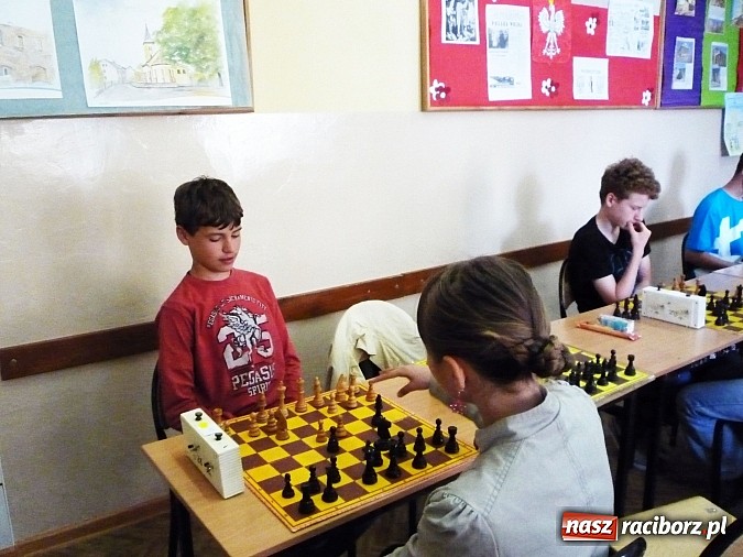 Zdjęcie w galerii na portalu naszraciborz.pl: Szachy na Dzień Dziecka w Tworkowie wiadomości z regionu