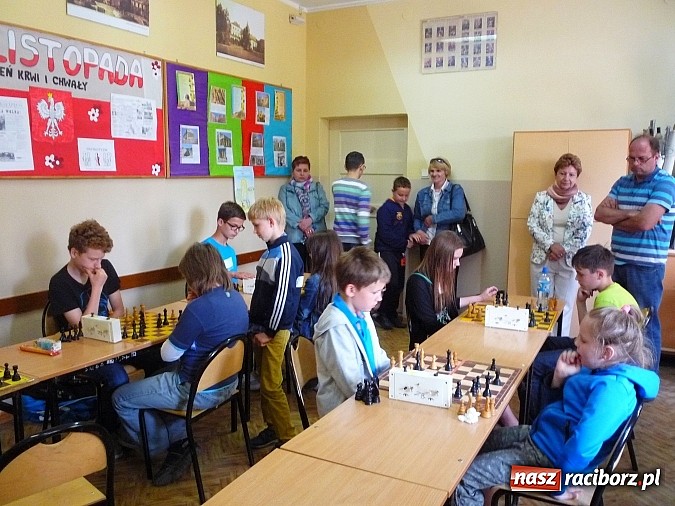 Zdjęcie w galerii na portalu naszraciborz.pl: Szachy na Dzień Dziecka w Tworkowie wiadomości z regionu