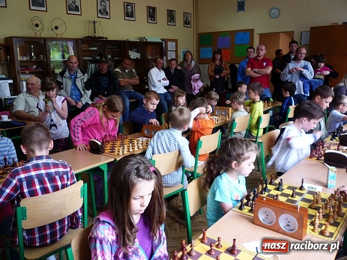 Zdjęcie w galerii na portalu naszraciborz.pl: Szachy na Dzień Dziecka w Tworkowie wiadomości z regionu