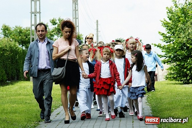 Zdjęcie w galerii na portalu naszraciborz.pl: Korowód przebierańców na festynie w Bieńkowicach wiadomości z regionu