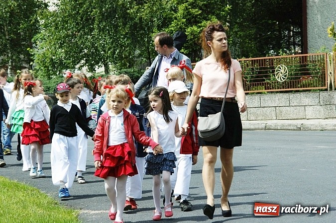 Zdjęcie w galerii na portalu naszraciborz.pl: Korowód przebierańców na festynie w Bieńkowicach wiadomości z regionu