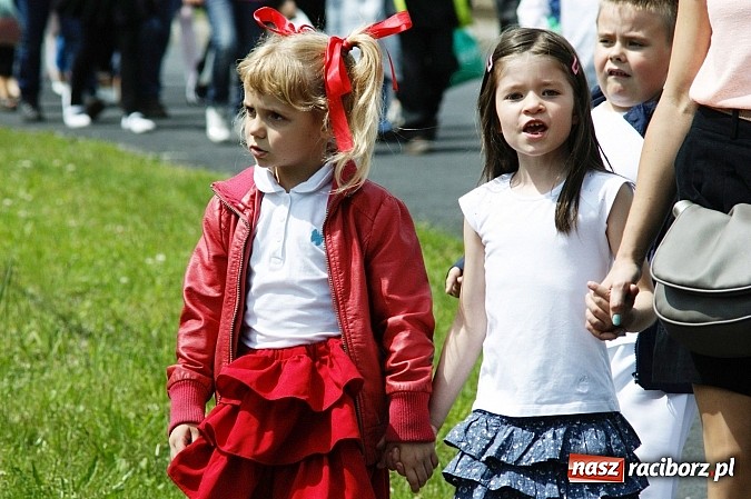 Zdjęcie w galerii na portalu naszraciborz.pl: Korowód przebierańców na festynie w Bieńkowicach wiadomości z regionu